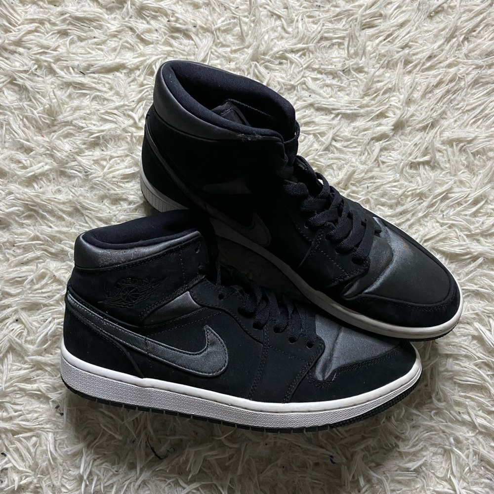 Jordan 1 mid satin Sz 9.5